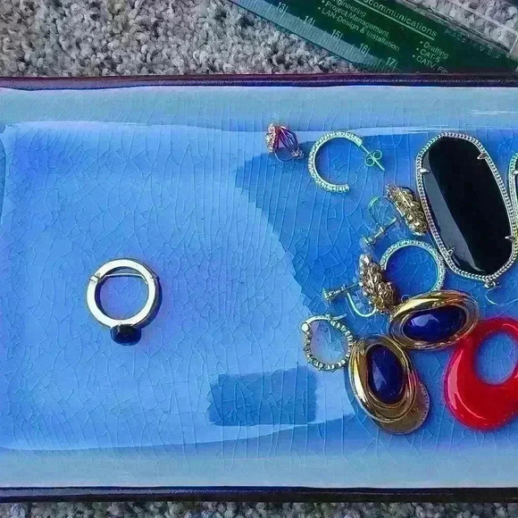 Gold tone black heart ring size4 to  5 adjustable - Picture 16 of 17